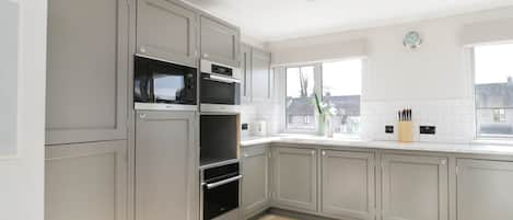 Cottage | Private kitchen | Fridge, microwave, stovetop, high chair