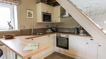 Cottage | Private kitchen | Fridge, microwave, dishwasher, electric kettle