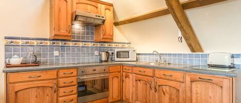 Cottage | Private kitchen | Stovetop, dishwasher, cookware/dishes/utensils