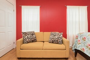 Deluxe Room, 1 Queen Bed with Sofa bed, Non Smoking, Private Bathroom | Individually decorated, iron/ironing board, free WiFi, bed sheets - Racpanos Modern Stay on Union Street (Jersey City)