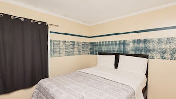 City Room, 1 Queen Bed, Non Smoking, Shared Bathroom | Individually decorated, iron/ironing board, free WiFi, bed sheets