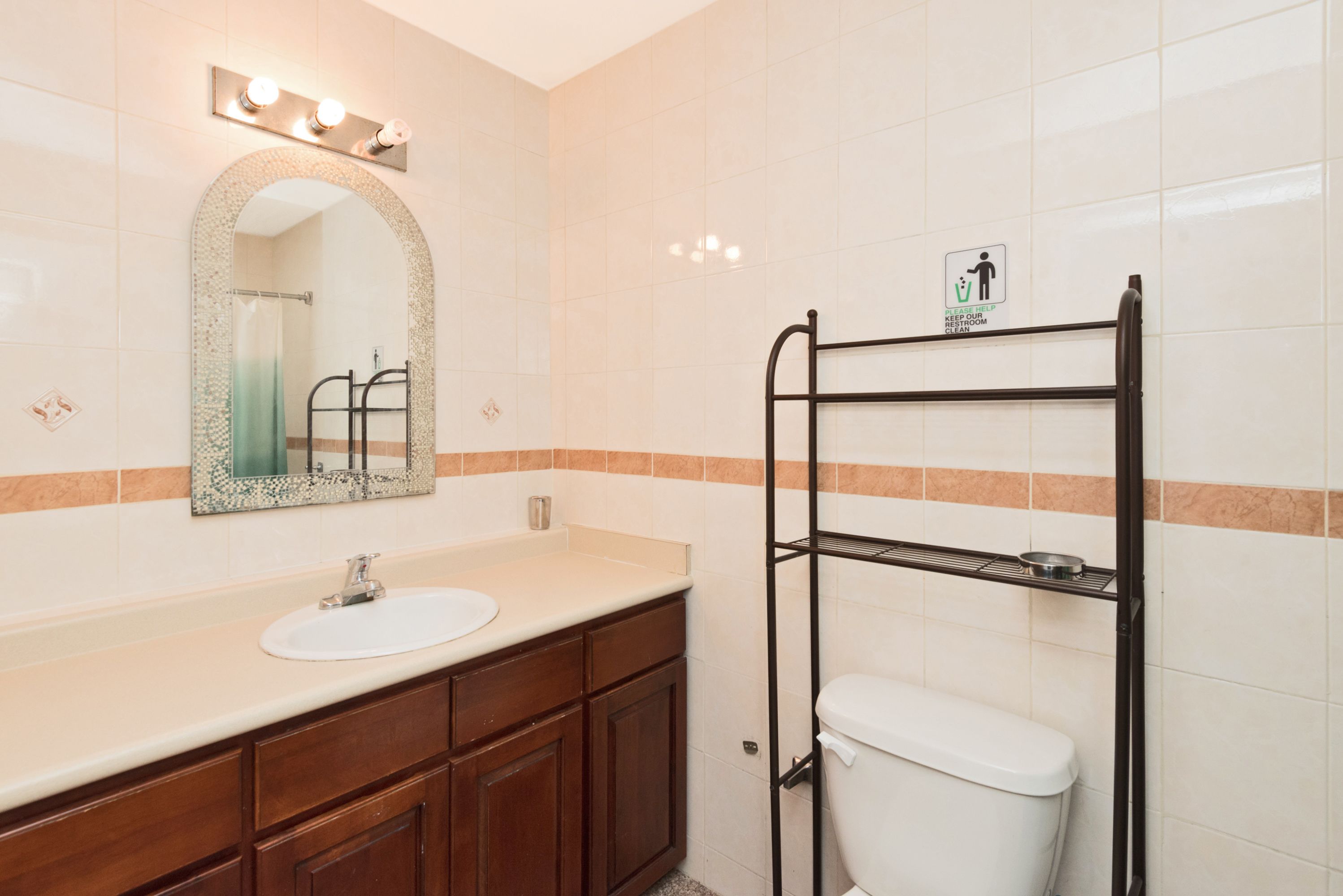 Combined shower/bathtub, free toiletries, hair dryer, towels