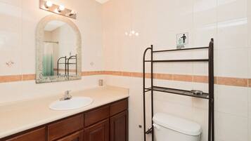 Combined shower/bathtub, free toiletries, hair dryer, towels