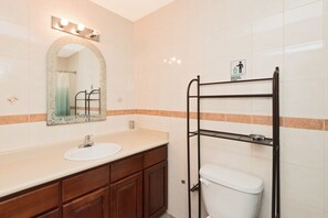 Combined shower/tub, free toiletries, hair dryer, towels - Racpanos Modern Stay on Union Street (Jersey City)