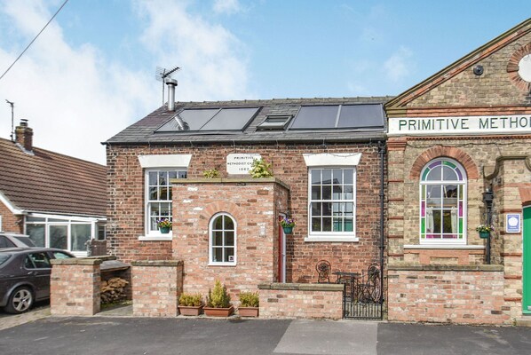 A brick building with a sign reading "PRIMITIVE METHODIST CHURCH 1862". - The Old Chapel (Hull)