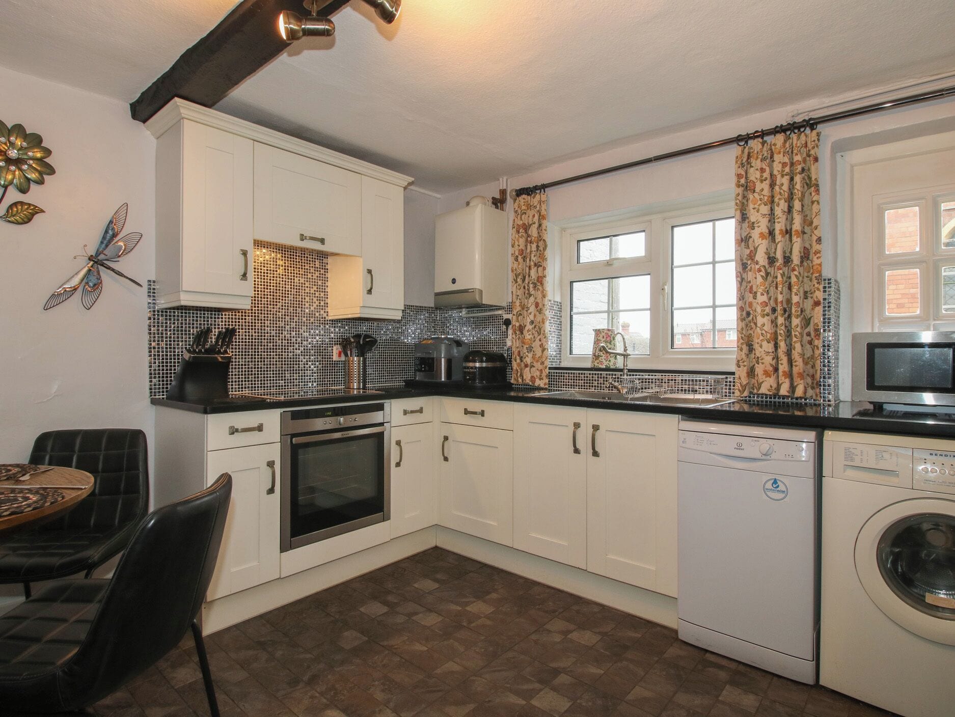 Cottage | Private kitchen | Dishwasher, cookware/dishes/utensils