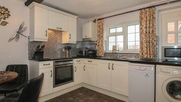 Cottage | Private kitchen | Dishwasher, cookware/dishes/utensils