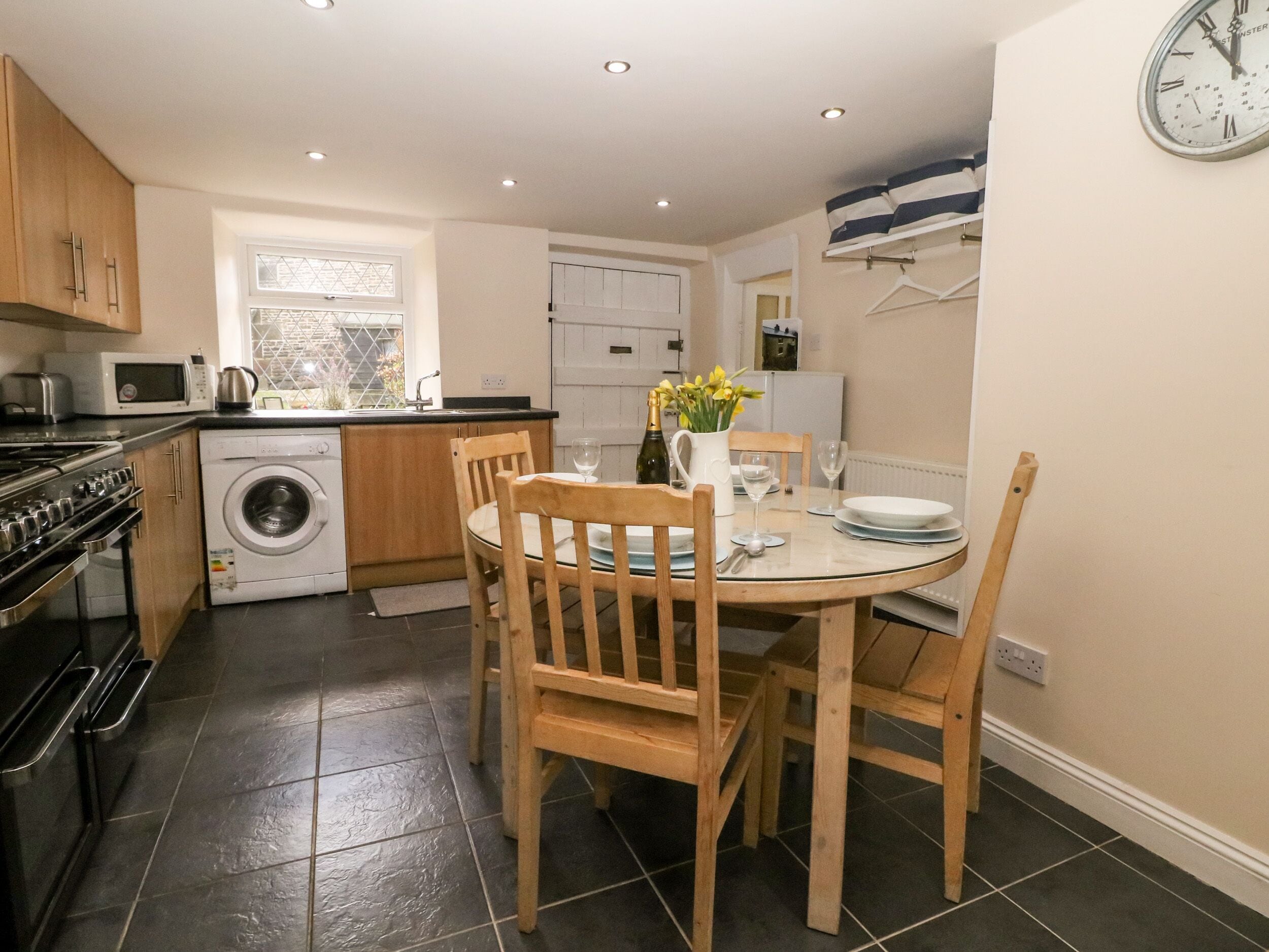 Cottage | Private kitchen | Stovetop, cookware/dishes/utensils