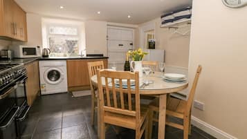 Cottage | Private kitchen | Stovetop, cookware/dishes/utensils