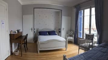 Eenvoudige kamer | Een bureau, verduisterende gordijnen, geluiddichte muren