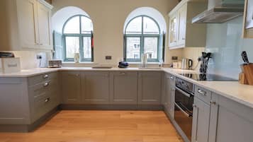 Geladeira, micro-ondas, cooktop, lava-louças