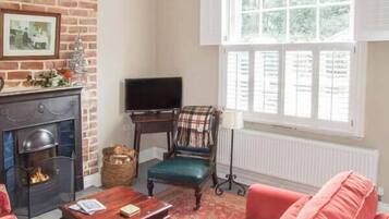 Cottage | Living room | TV, fireplace, DVD player