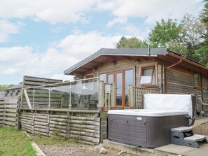 Cottage | Outdoor spa tub
