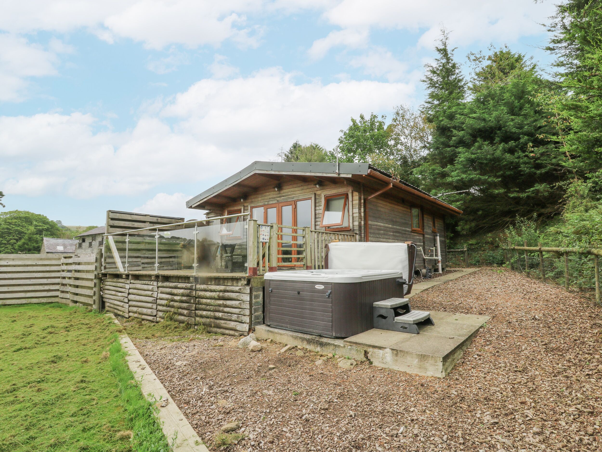 Cottage | Outdoor spa tub