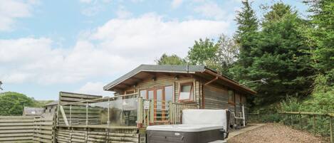 Cottage | Outdoor spa tub