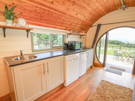 Cottage | Private kitchen | Fridge, microwave, stovetop, dishwasher