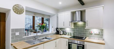 Casa de campo | Cocina privada | Lavavajillas, tetera eléctrica, tostadora y utensilios de cocina