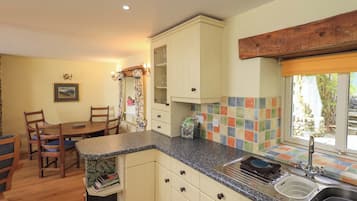 Cottage | Private kitchen | Microwave, stovetop, dishwasher, cookware/dishes/utensils