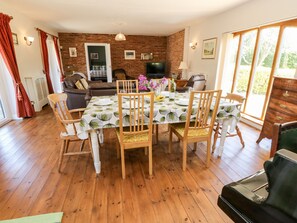 Cottage | Living room | TV, ping pong