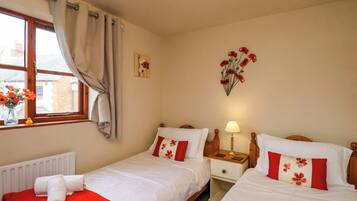 Cottage | 2 bedrooms, individually decorated, individually furnished, free WiFi