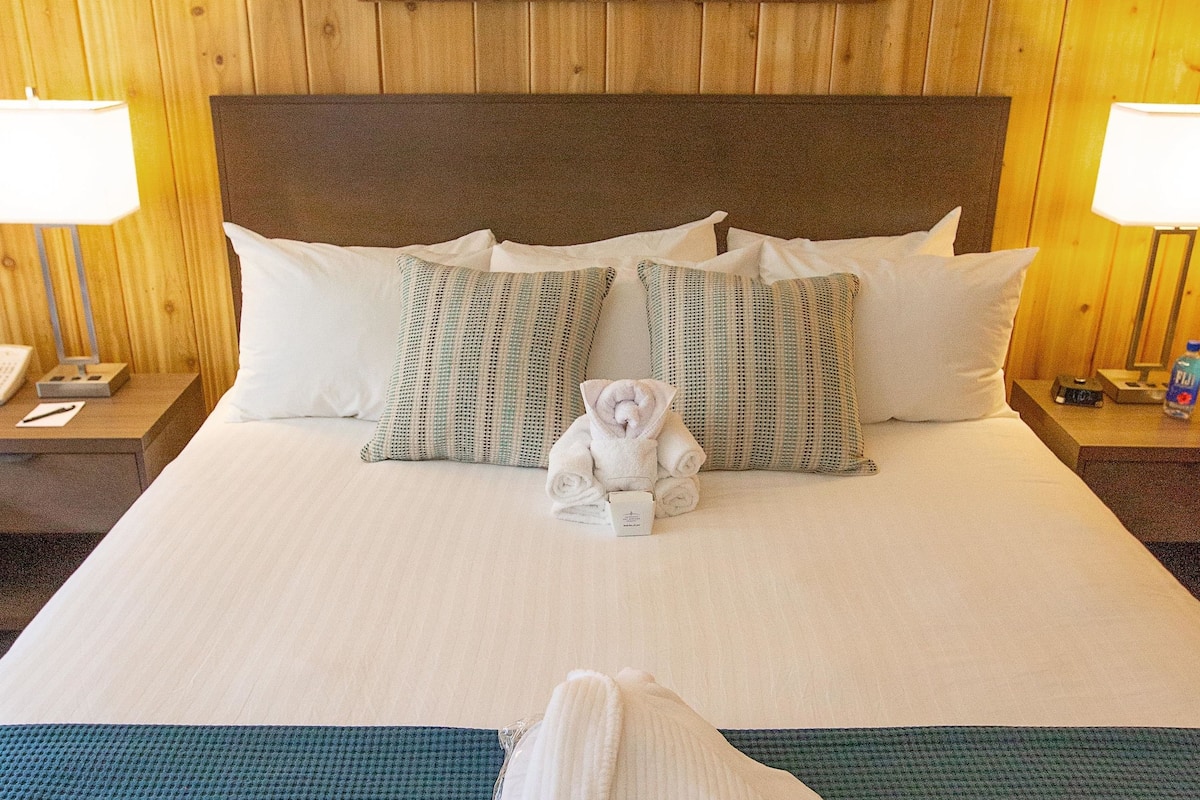 Deluxe Room, 1 King Bed, Pool View