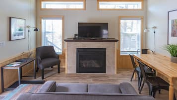 Cabaña Deluxe, varias camas, vista a la montaña | Área de sala de estar | Televisión de pantalla plana