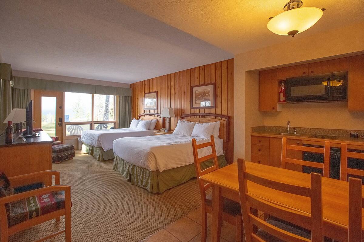 Habitación doble superior, 2 camas de matrimonio, cocina básica, vistas a la piscina | Ropa de cama de alta calidad, tabla de planchar con plancha, wifi gratis