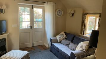 Cottage | Living area | TV