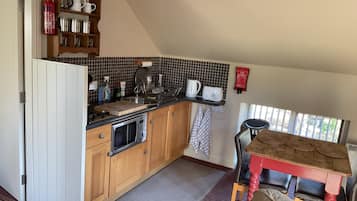 Cottage | Private kitchen | Dishwasher, cookware/dishes/utensils
