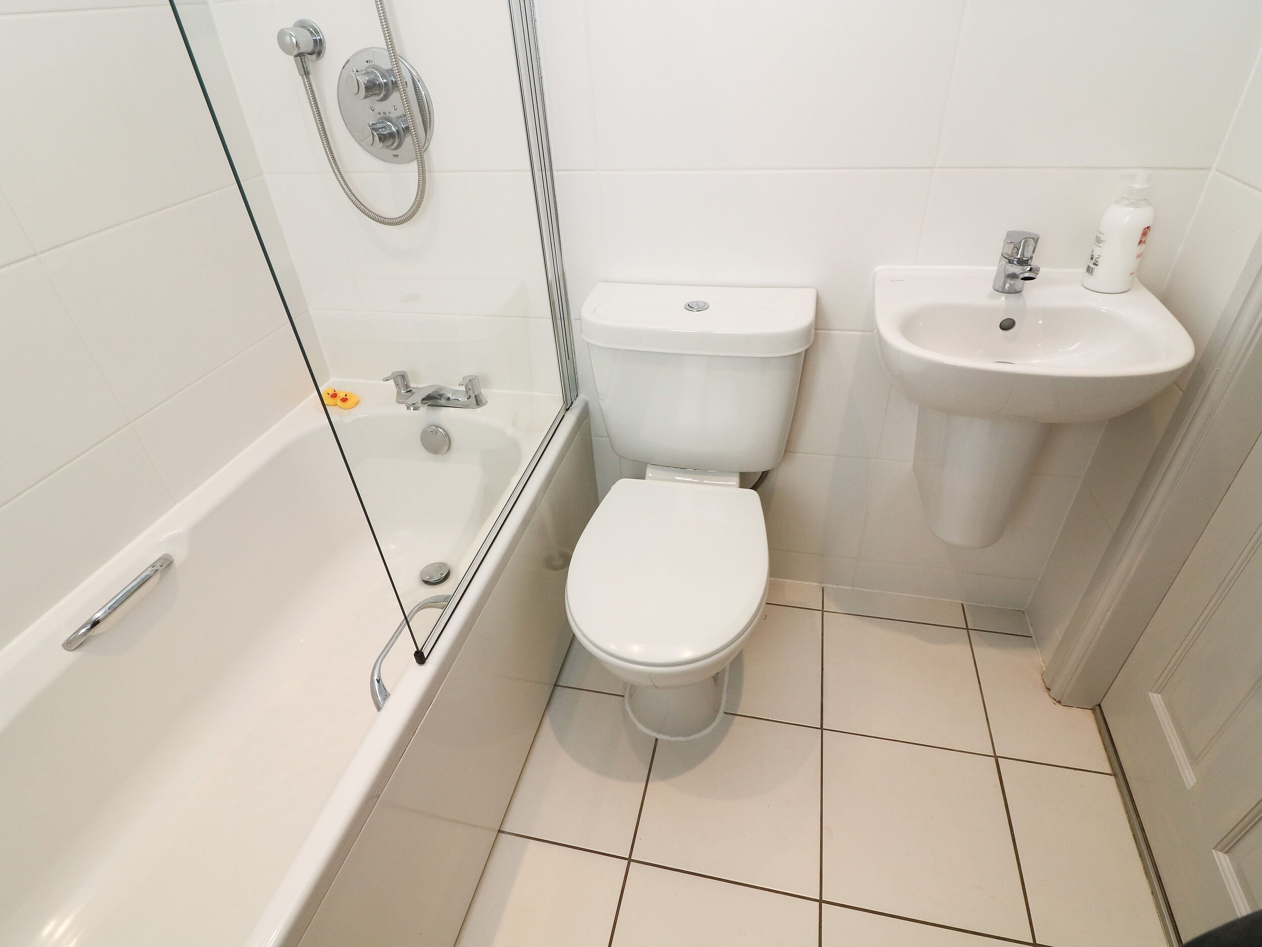 Un baño con bañera, inodoro y lavamanos.