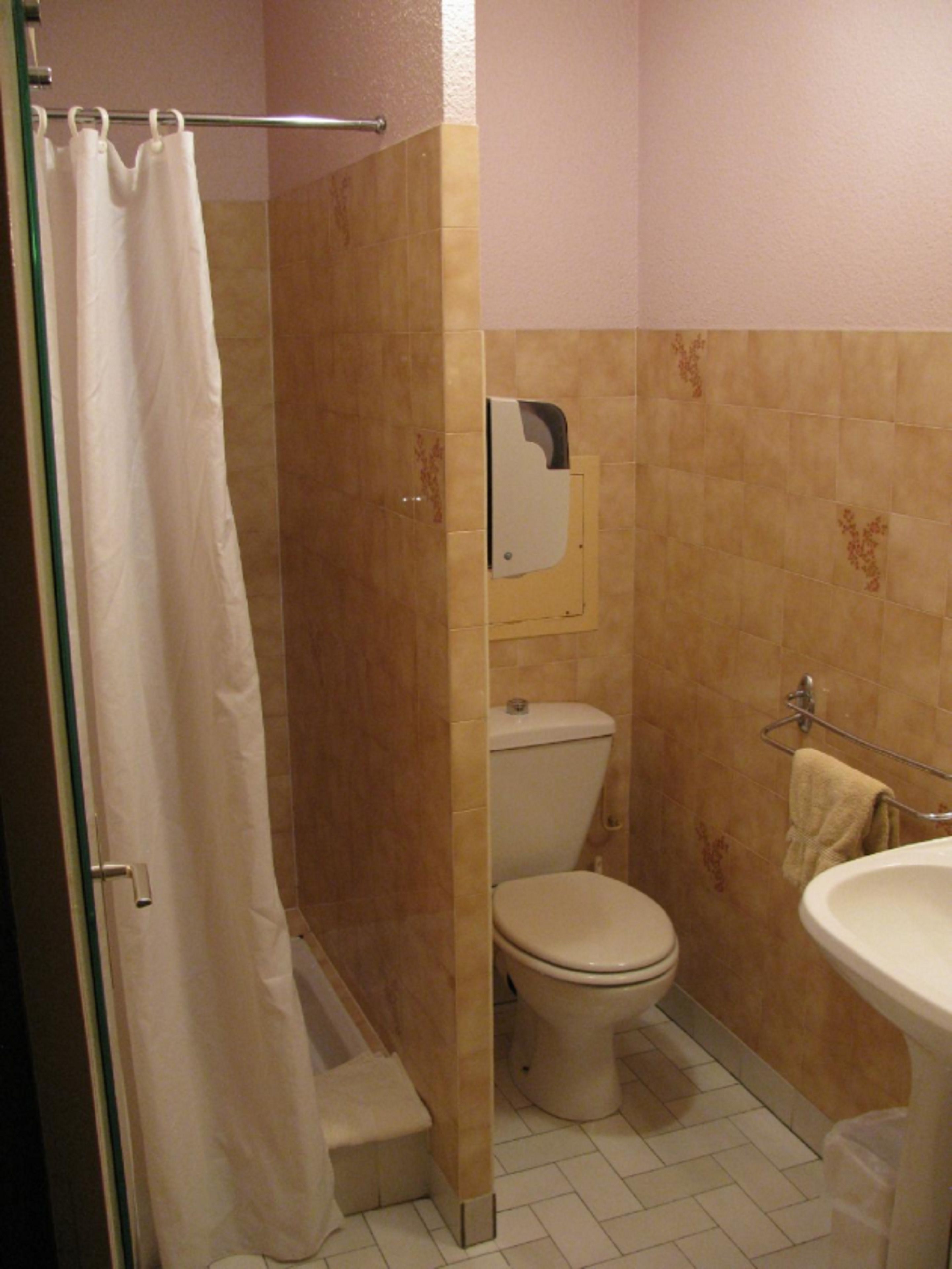 standard double room | bathroom | shower, rainfall showerhead, free toiletries, hair dryer