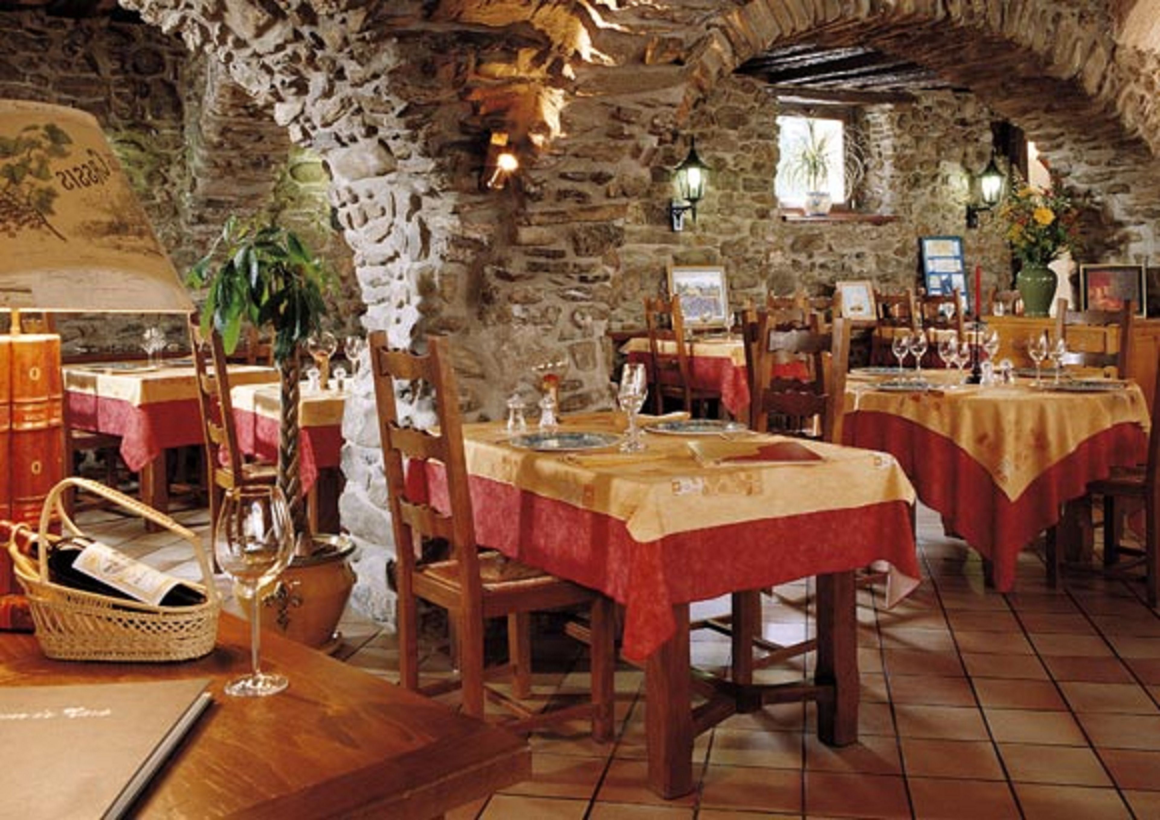 lunch and dinner served