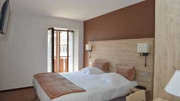 Standard Double Room | Individually decorated, individually furnished, desk, iron/ironing board