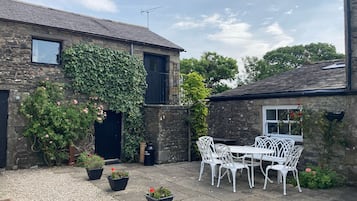 Cottage | Outdoor dining