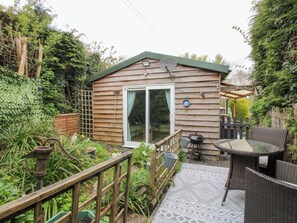 Cottage | Outdoor dining - The Log Cabin (Craven Arms)