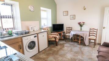 Cottage | 2 bedrooms, individually decorated, individually furnished, free WiFi