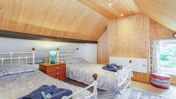 Cottage | 2 bedrooms, individually decorated, individually furnished, free WiFi