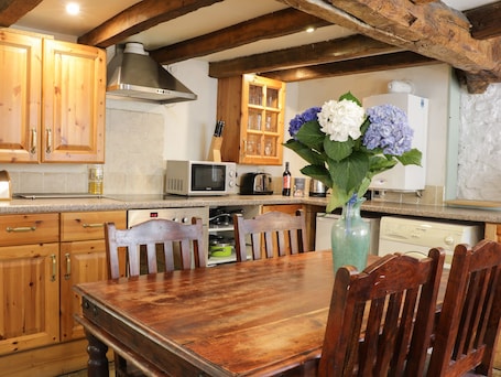 Cottage | Private kitchen | Stovetop, cookware/dishes/utensils