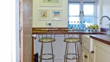 Cottage | Private kitchen | Fridge, cookware/dishes/utensils