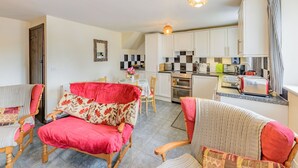 Una sala de estar acogedora con comedor y cocina.