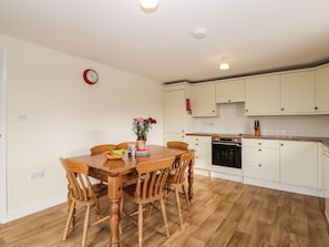 Cottage | Dining