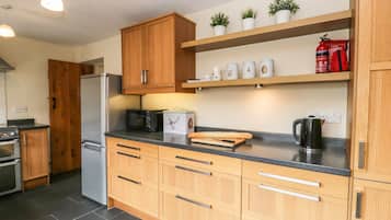 Cottage | Cucina privata | Frigorifero, microonde, piano cottura, pentole/stoviglie/utensili