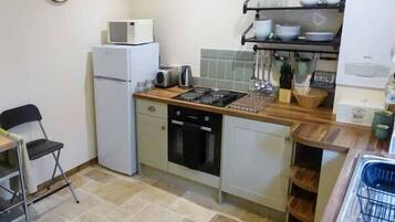 Cottage | Private kitchen | Fridge, microwave, stovetop, dishwasher