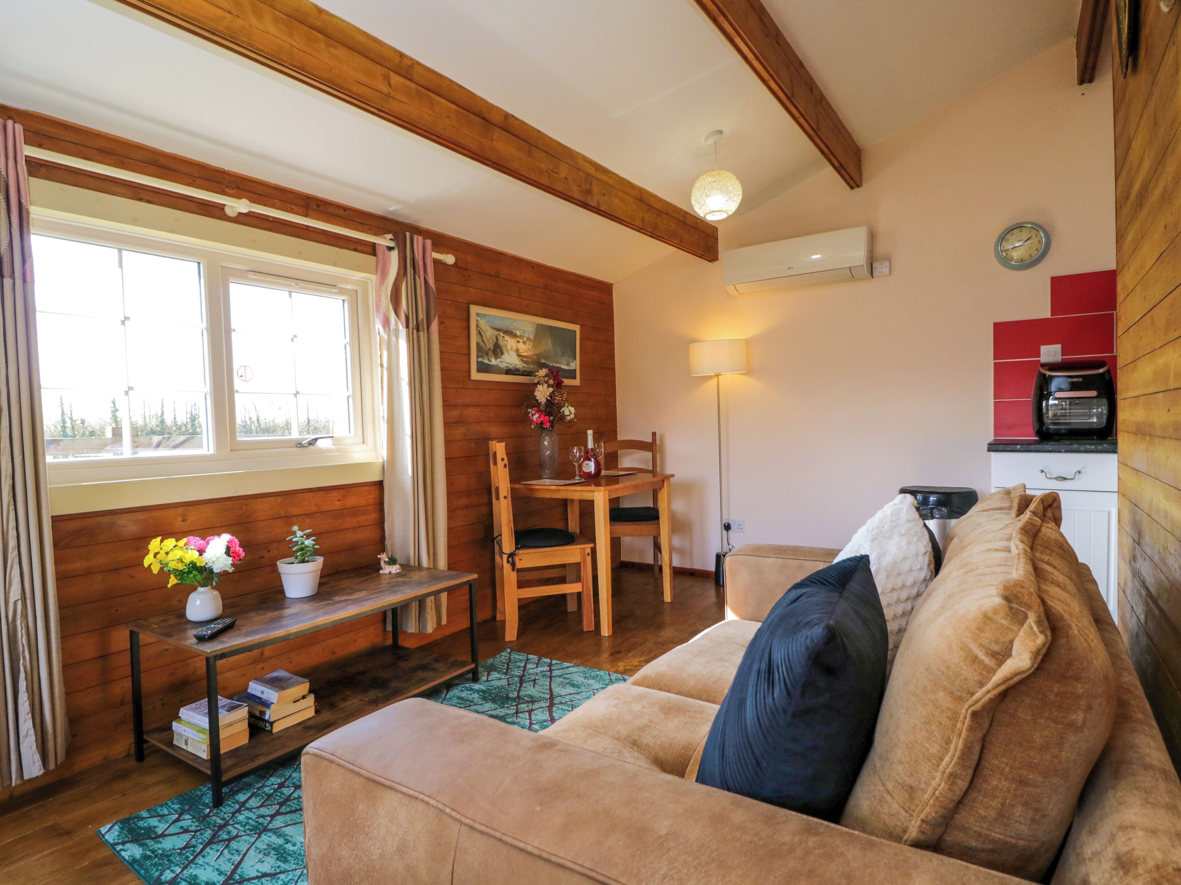 Cottage | Living area | TV