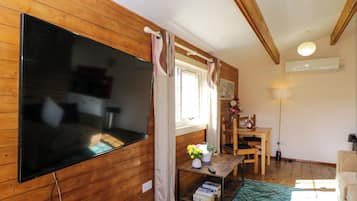 Cottage | Living area | TV