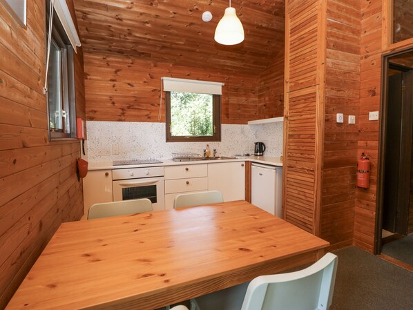 Cottage | Cuisine privée | Plaque de cuisson, batterie de cuisine, vaisselle et ustensiles