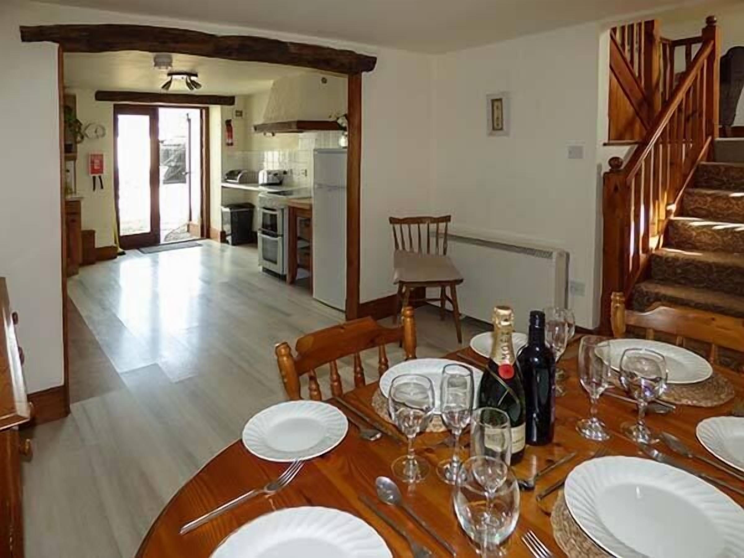 Cottage | Private kitchen | Dishwasher, toaster, cookware/dishes/utensils