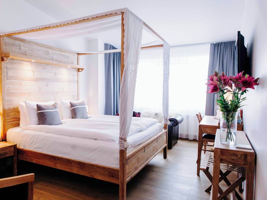 Deluxe Double Room | Down comforters, in-room safe, desk, blackout drapes