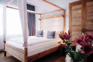 Habitación superior con 1 cama matrimonial o 2 individuales | Edredón, caja de seguridad en la habitación y escritorio 