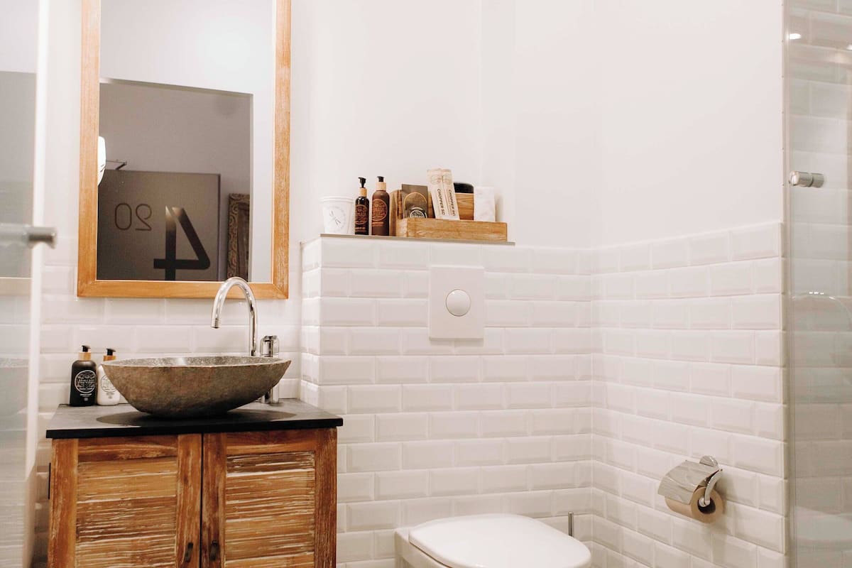 single room | bathroom | shower, free toiletries, hair dryer, towels